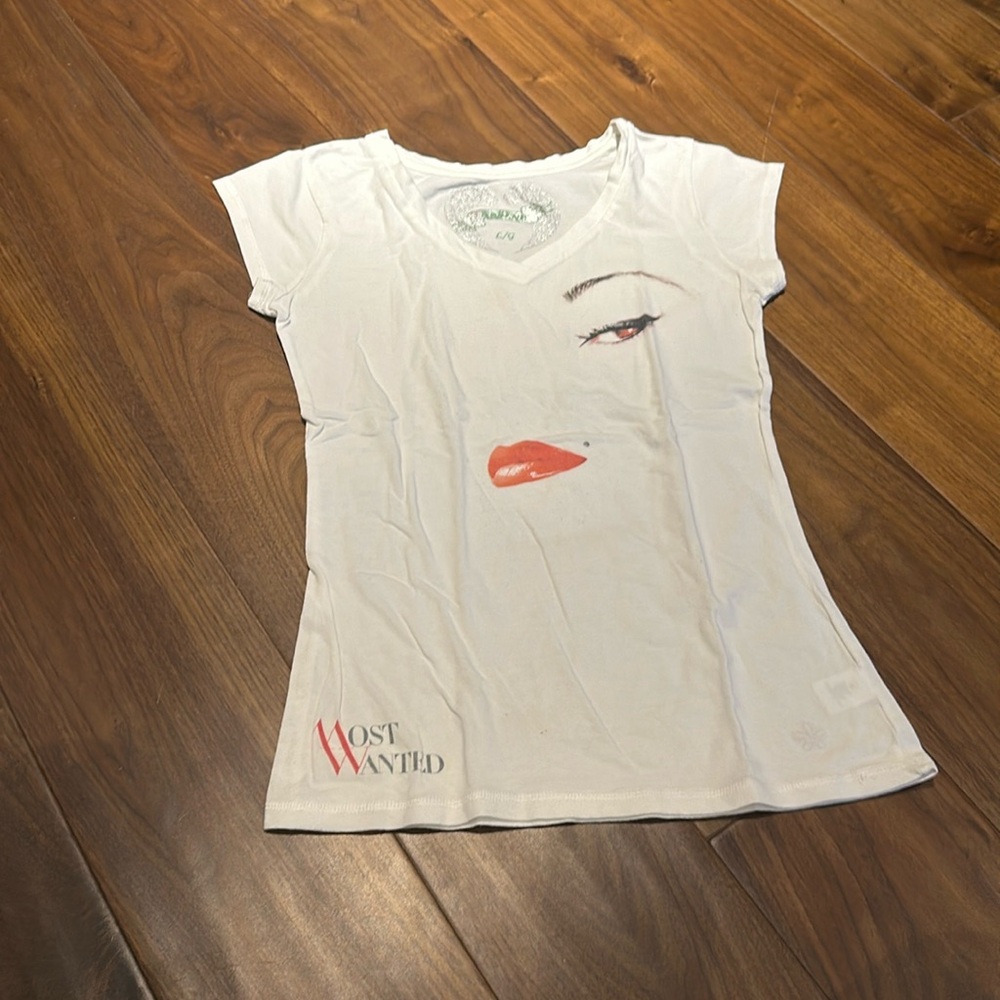 Super cute v neck t shirt.